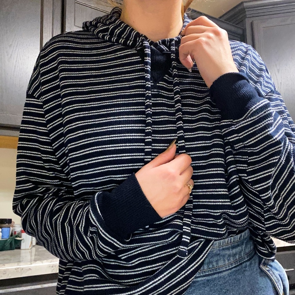 American Eagle XS tshirt hoodie. Super comfy! Navy blue and white